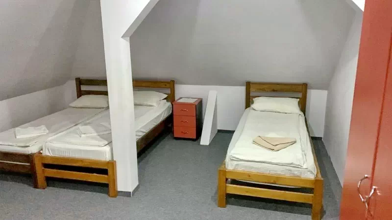 Mugeni Cazare | Motel (K0595-42) Imaginea poate fi supusă drepturilor de autor. Se recomandă contactarea titularului drepturilor.