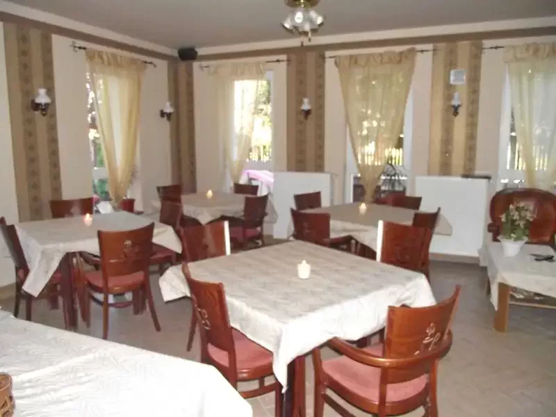  Cazare | Motel (K0021-1) Imaginea poate fi supusă drepturilor de autor. Se recomandă contactarea titularului drepturilor.