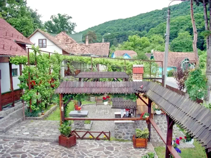 Szováta Szállás | Kulcsosház (K0265-29) A kép szerzői jogvédelem alatt állhat. Javasolt a kapcsolatfelvétel a jog tulajdonossal. Szováta Szállás | Kulcsosház (K0265-29) A kép szerzői jogvédelem alatt állhat. Javasolt a kapcsolatfelvétel a jog tulajdonossal.