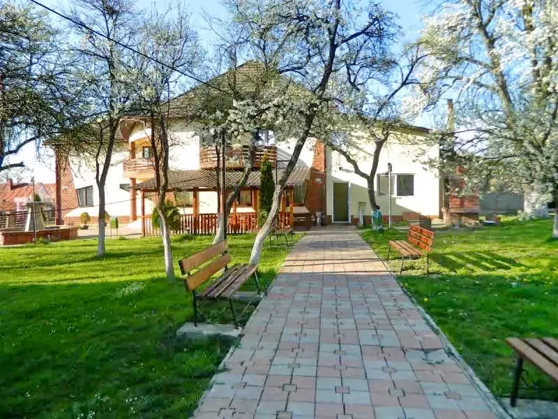 Ocna Șugatag Cazare | Motel (K1007-42) Imaginea poate fi supusă drepturilor de autor. Se recomandă contactarea titularului drepturilor.