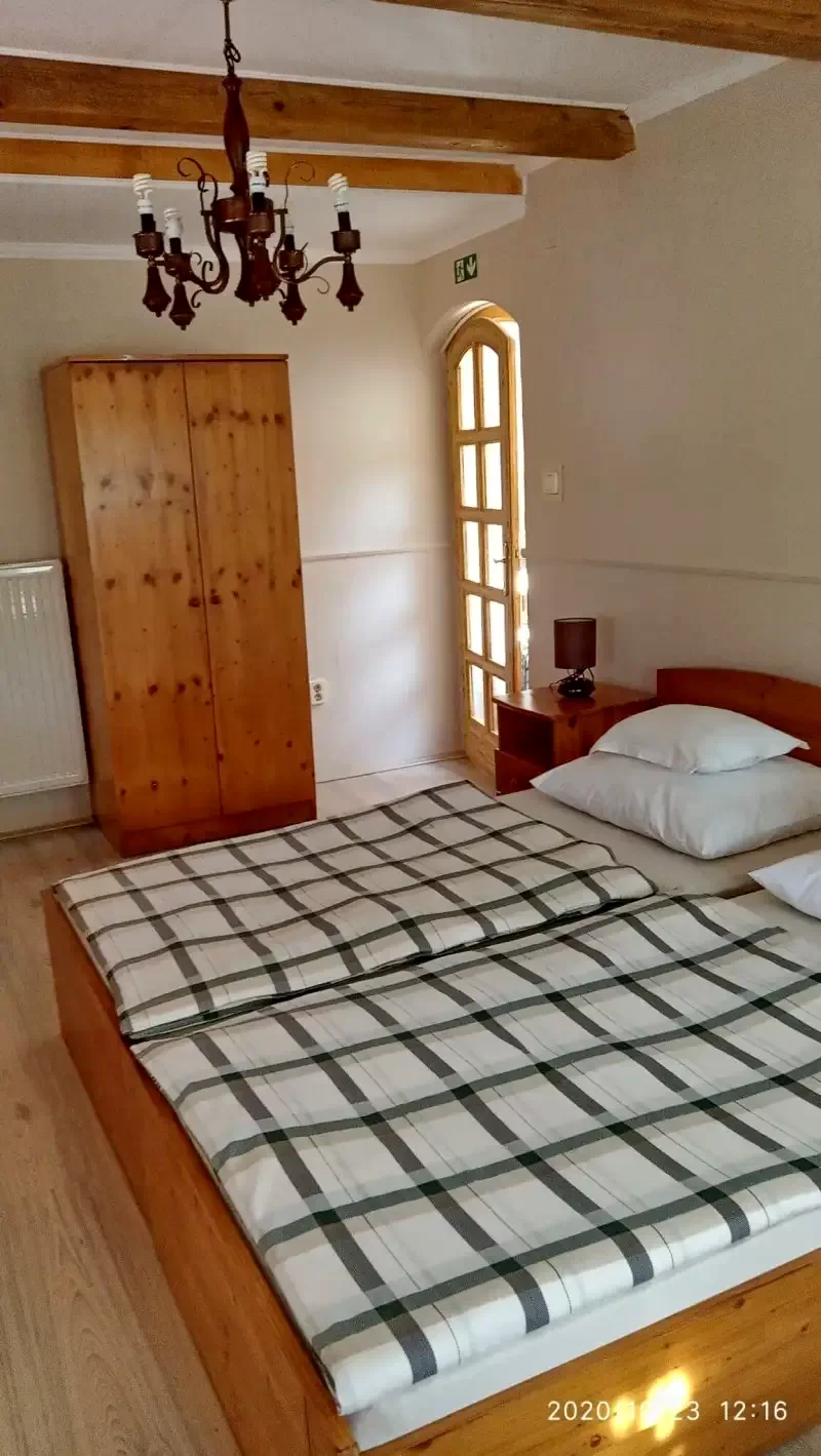 Jula Cazare | Sat de vacanță (K0013-6) Imaginea poate fi supusă drepturilor de autor. Se recomandă contactarea titularului drepturilor.