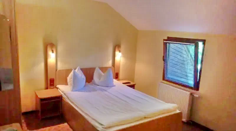 Sovata Cazare | Camping / Popas turistic (K0063-48) Imaginea poate fi supusă drepturilor de autor. Se recomandă contactarea titularului drepturilor.