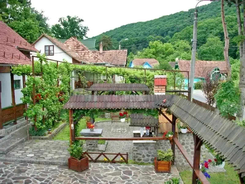 Szováta Szállás | Üdülőfalu (K0265-2) A kép szerzői jogvédelem alatt állhat. Javasolt a kapcsolatfelvétel a jog tulajdonossal.