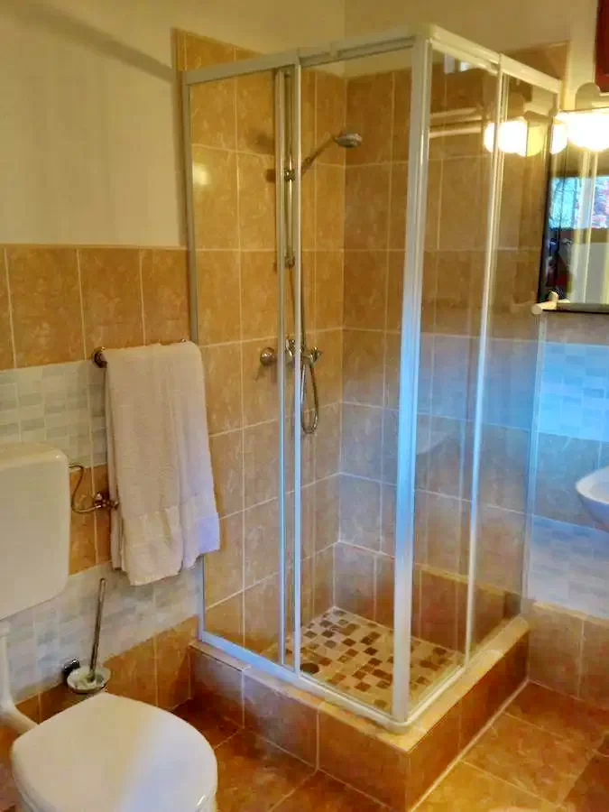 Szováta Szállás | Üdülőfalu (K0265-15) A kép szerzői jogvédelem alatt állhat. Javasolt a kapcsolatfelvétel a jog tulajdonossal.