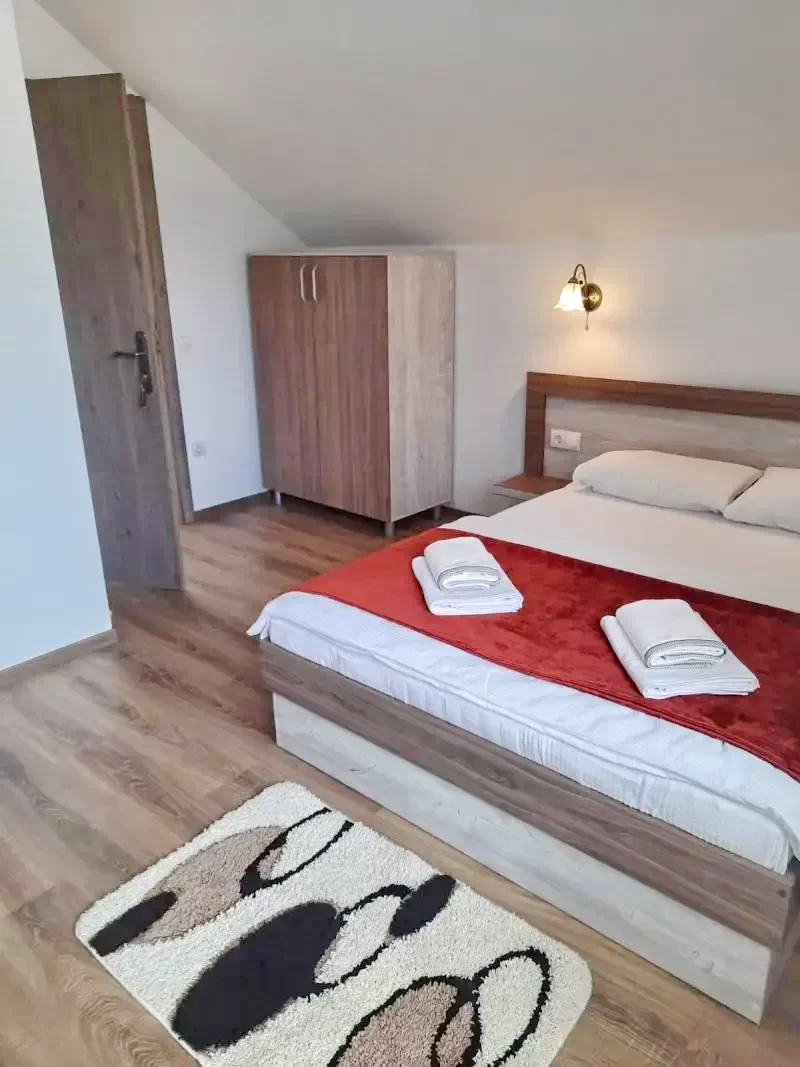 Sovata Cazare | Sat de vacanță (K0819-18) Imaginea poate fi supusă drepturilor de autor. Se recomandă contactarea titularului drepturilor.