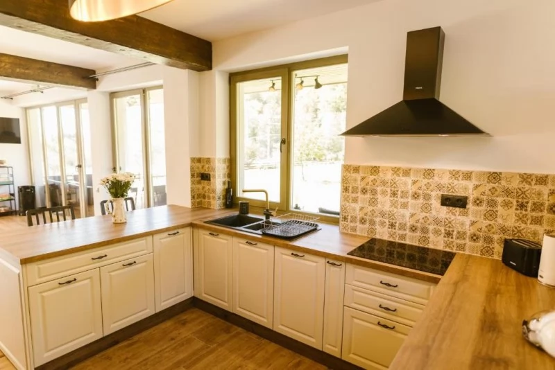 Szováta Szállás | Üdülőfalu (K1480-14) A kép szerzői jogvédelem alatt állhat. Javasolt a kapcsolatfelvétel a jog tulajdonossal.