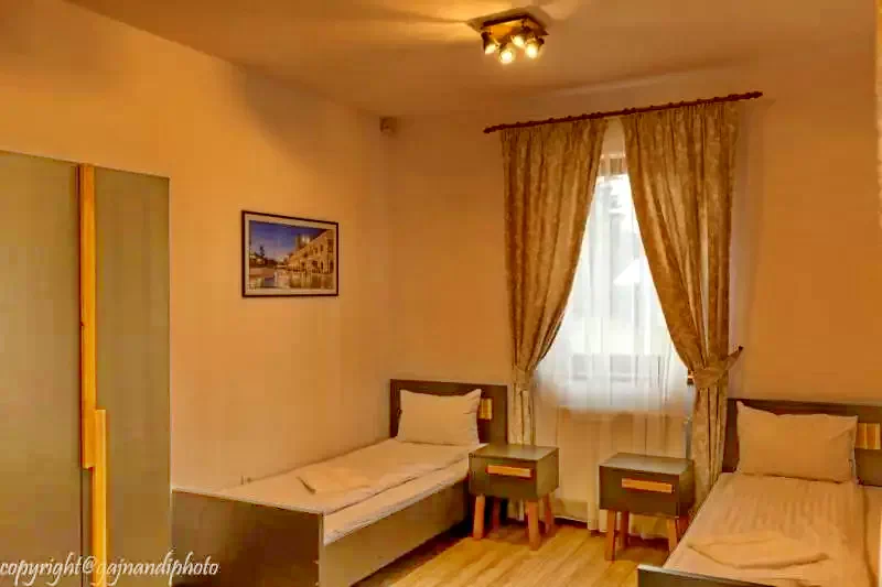 Komandó Szállás | Motel (K1222-15) A kép szerzői jogvédelem alatt állhat. Javasolt a kapcsolatfelvétel a jog tulajdonossal.