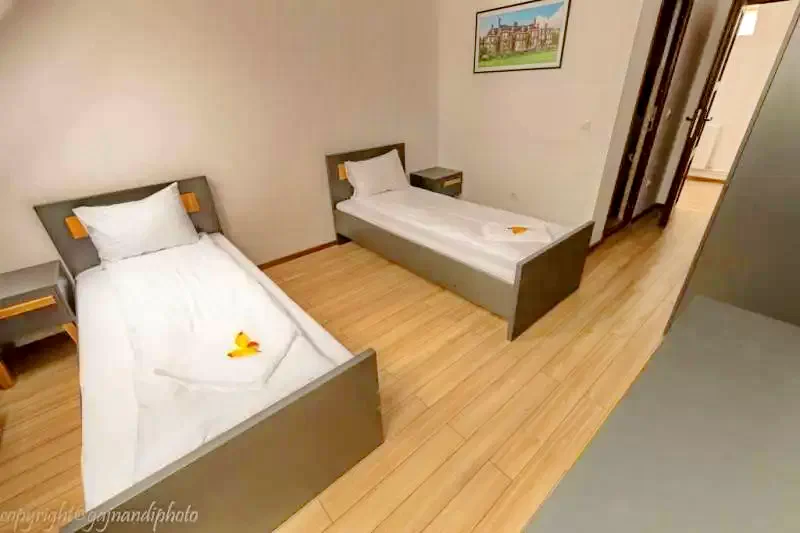 Komandó Szállás | Motel (K1222-27) A kép szerzői jogvédelem alatt állhat. Javasolt a kapcsolatfelvétel a jog tulajdonossal.