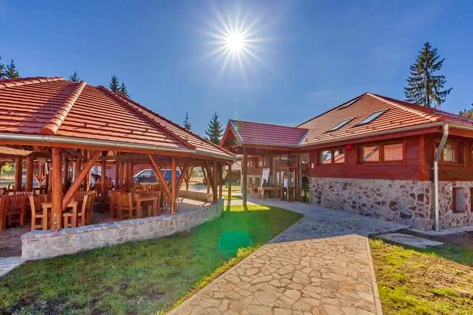 Komandó Szállás | Motel (K1222-48) A kép szerzői jogvédelem alatt állhat. Javasolt a kapcsolatfelvétel a jog tulajdonossal.