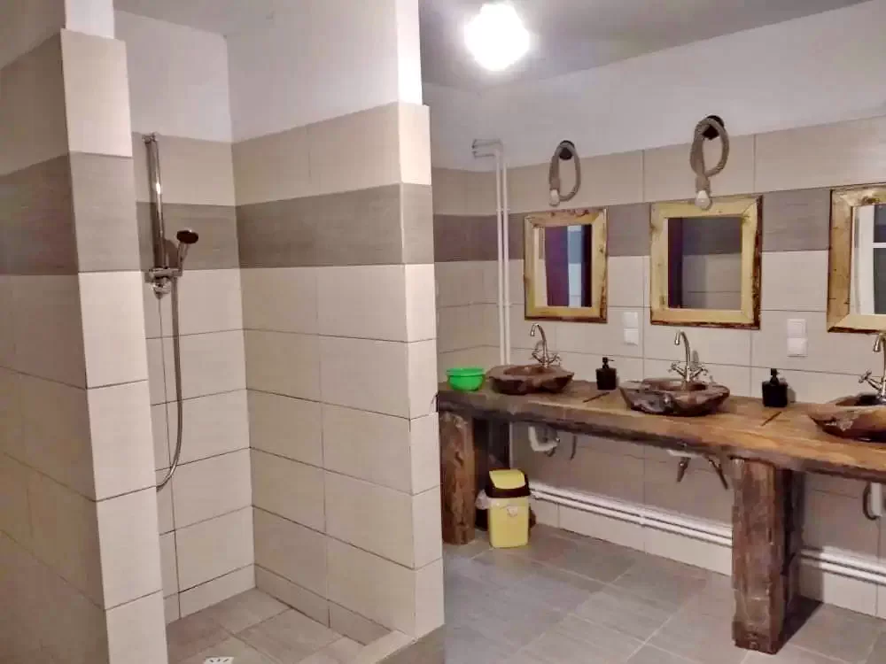 Comandău Cazare | Motel (K1377-23) Imaginea poate fi supusă drepturilor de autor. Se recomandă contactarea titularului drepturilor.