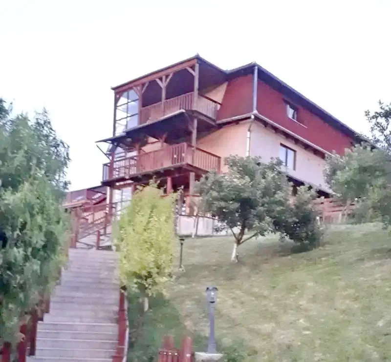 Cernat Cazare | Motel (K0129-25) Imaginea poate fi supusă drepturilor de autor. Se recomandă contactarea titularului drepturilor.