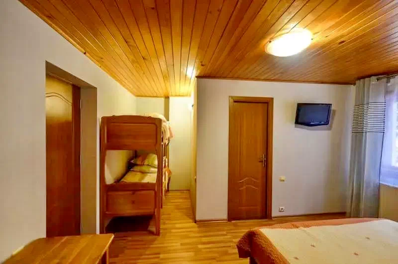 Ceahlău Cazare | Motel (K0701-9) Imaginea poate fi supusă drepturilor de autor. Se recomandă contactarea titularului drepturilor.