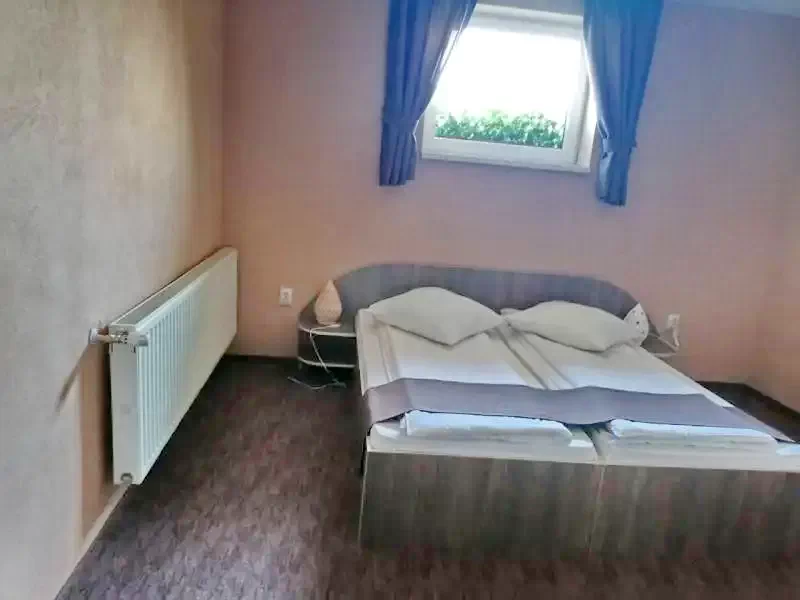 Korond Szállás | Motel (K0113-18) A kép szerzői jogvédelem alatt állhat. Javasolt a kapcsolatfelvétel a jog tulajdonossal.