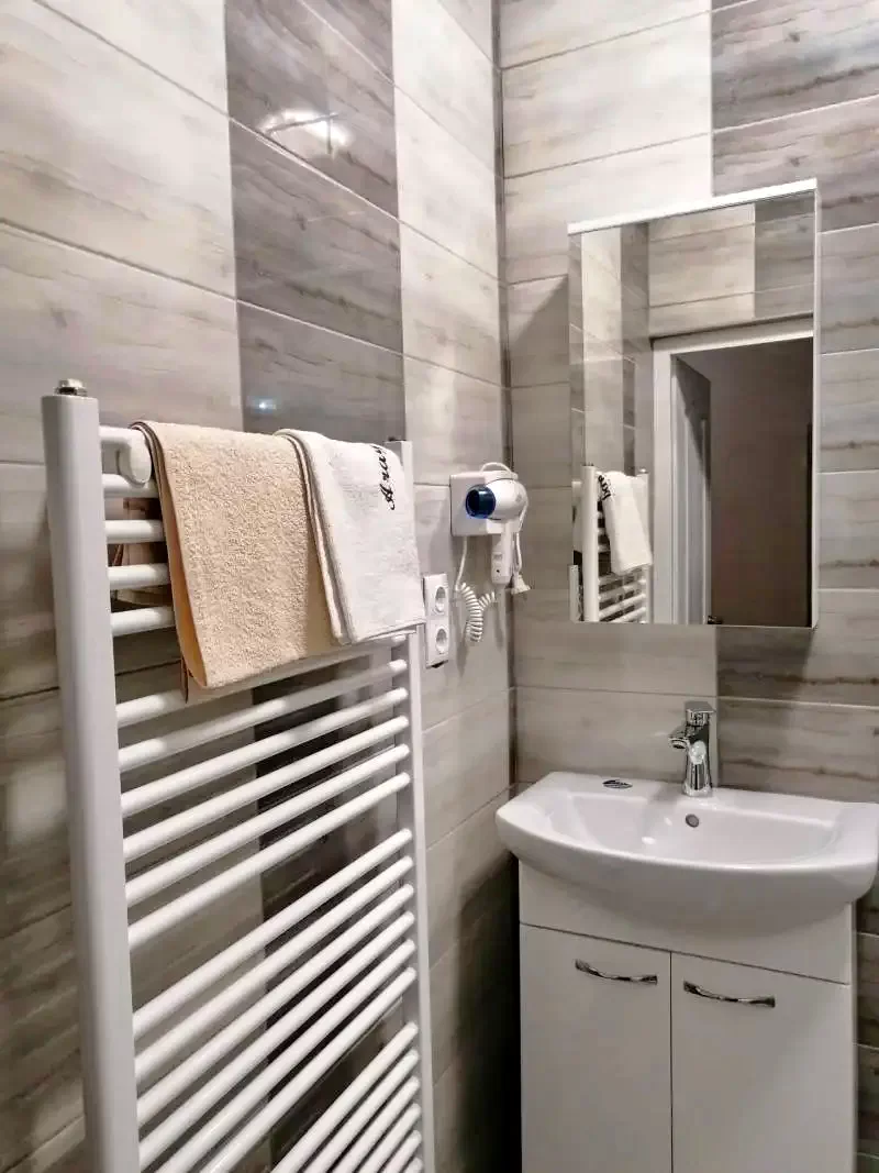 Korond Szállás | Motel (K0113-23) A kép szerzői jogvédelem alatt állhat. Javasolt a kapcsolatfelvétel a jog tulajdonossal.