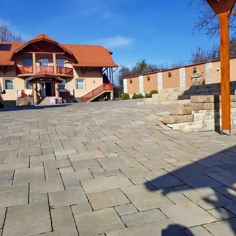 Korond Szállás | Panzió (K0194-19) A kép szerzői jogvédelem alatt állhat. Javasolt a kapcsolatfelvétel a jog tulajdonossal. Korond Szállás | Panzió (K0194-19) A kép szerzői jogvédelem alatt állhat. Javasolt a kapcsolatfelvétel a jog tulajdonossal.