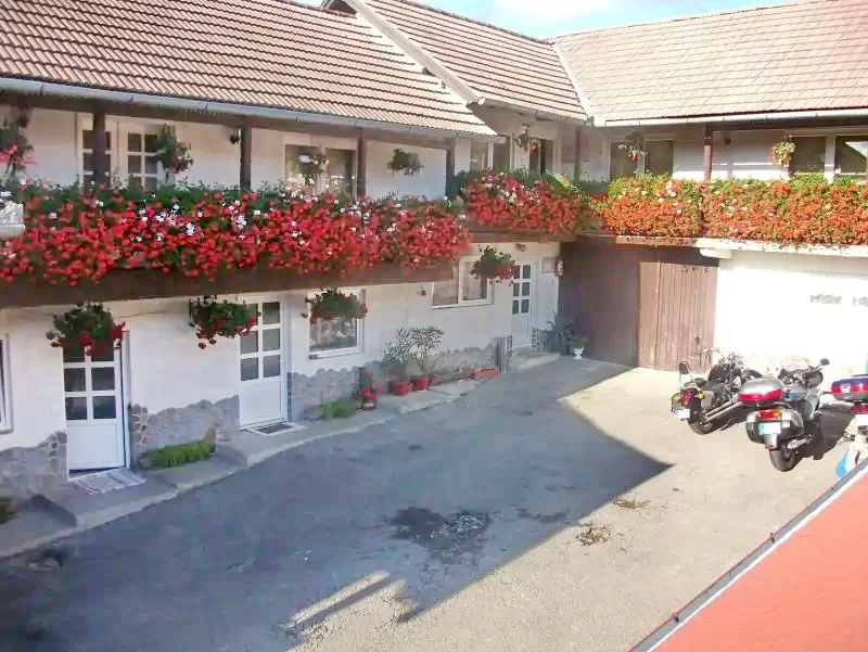 Korond Szállás | Motel (K0332-23) A kép szerzői jogvédelem alatt állhat. Javasolt a kapcsolatfelvétel a jog tulajdonossal.