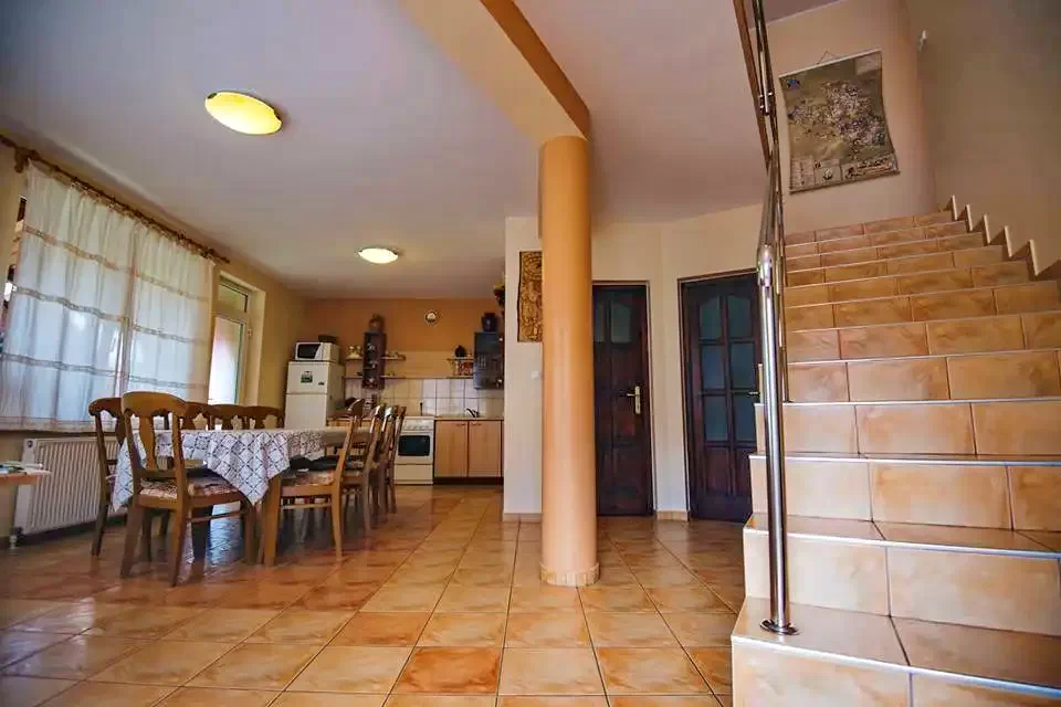 Corund Cazare | Motel (K0352-1) Imaginea poate fi supusă drepturilor de autor. Se recomandă contactarea titularului drepturilor.