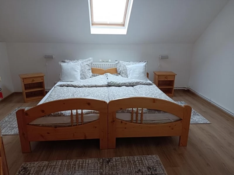 Korond Szállás | Motel (K0335-8) A kép szerzői jogvédelem alatt állhat. Javasolt a kapcsolatfelvétel a jog tulajdonossal.