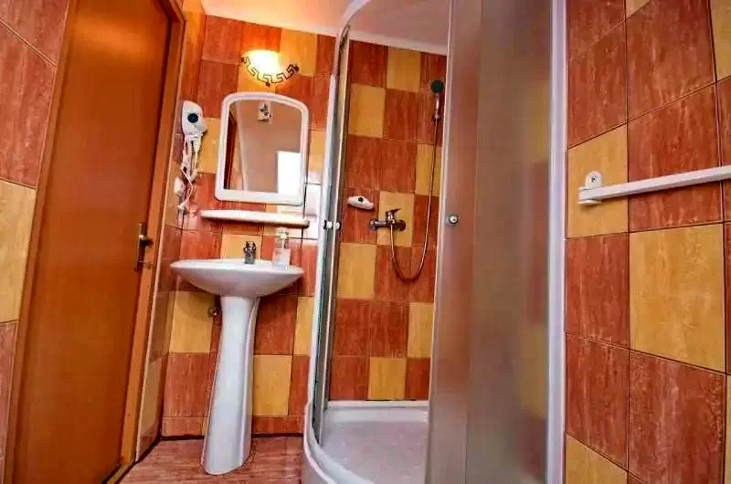 Korond Szállás | Motel (K0353-12) A kép szerzői jogvédelem alatt állhat. Javasolt a kapcsolatfelvétel a jog tulajdonossal.