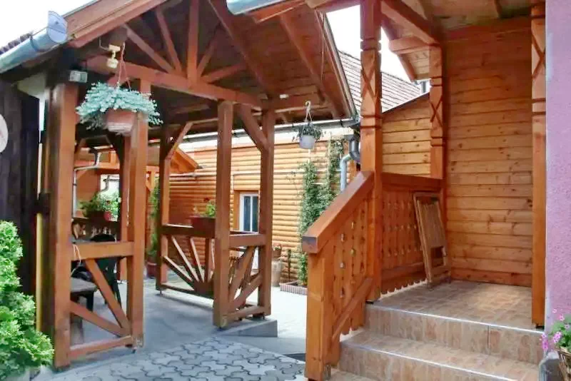 Corund Cazare | Pensiune (K0353-38) Imaginea poate fi supusă drepturilor de autor. Se recomandă contactarea titularului drepturilor.