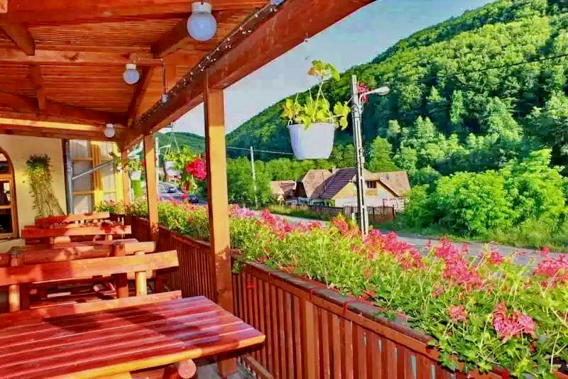 Corund Cazare | Motel (K1079-21) Imaginea poate fi supusă drepturilor de autor. Se recomandă contactarea titularului drepturilor.