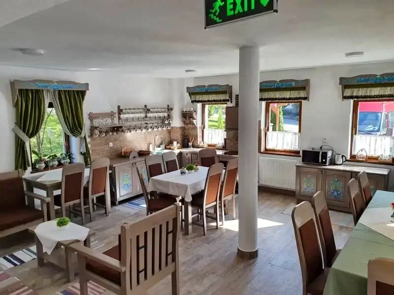 Corund Cazare | Motel (K1195-3) Imaginea poate fi supusă drepturilor de autor. Se recomandă contactarea titularului drepturilor.