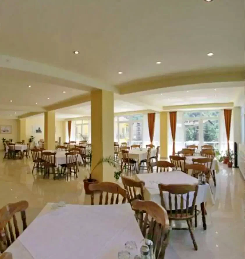 Băile Herculane Cazare | Motel (K0035-1) Imaginea poate fi supusă drepturilor de autor. Se recomandă contactarea titularului drepturilor.