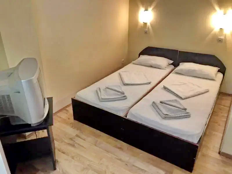 Herkulesfürdő Szállás | Motel (K0035-11) A kép szerzői jogvédelem alatt állhat. Javasolt a kapcsolatfelvétel a jog tulajdonossal.