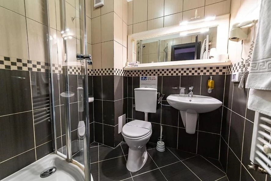 Bușteni Szállás | Motel (K1445-37) A kép szerzői jogvédelem alatt állhat. Javasolt a kapcsolatfelvétel a jog tulajdonossal.