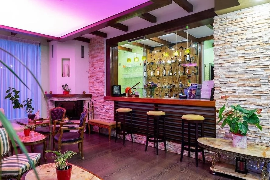 Bușteni Szállás | Motel (K1445-61) A kép szerzői jogvédelem alatt állhat. Javasolt a kapcsolatfelvétel a jog tulajdonossal.