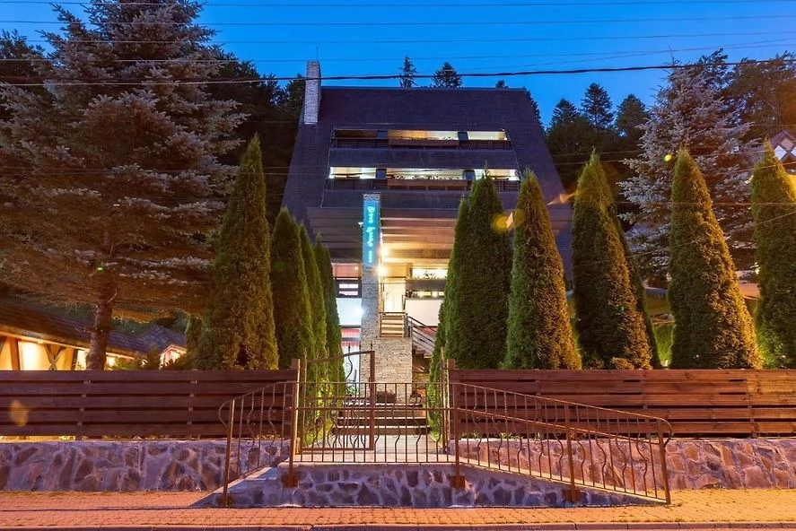 Bușteni Szállás | Motel (K1445-65) A kép szerzői jogvédelem alatt állhat. Javasolt a kapcsolatfelvétel a jog tulajdonossal.