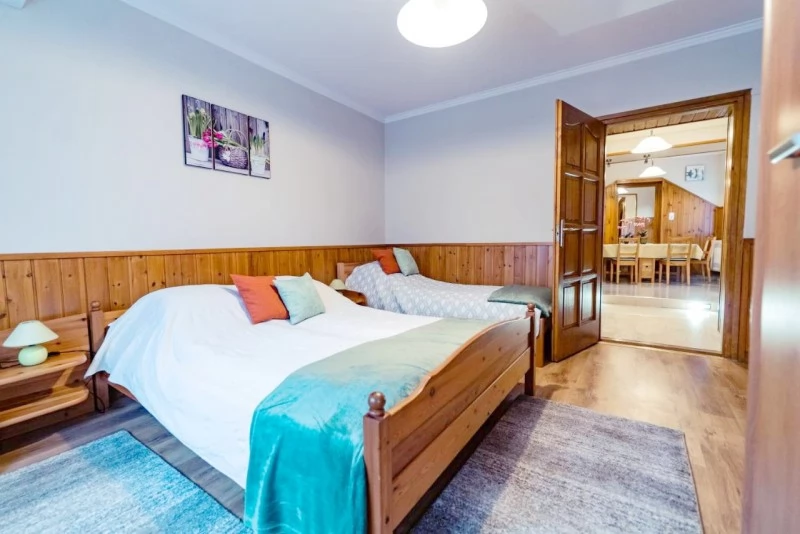 Jula Cazare | Sat de vacanță (K0008-6) Imaginea poate fi supusă drepturilor de autor. Se recomandă contactarea titularului drepturilor.