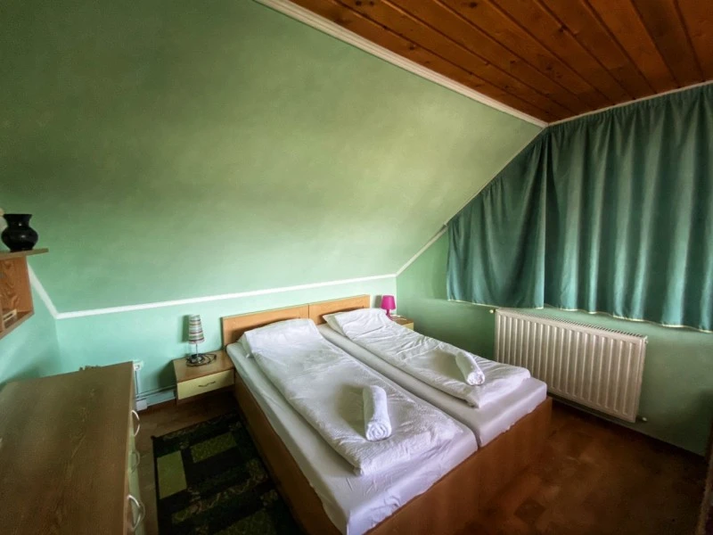 Corund Cazare | Cabană (K0351-13) Imaginea poate fi supusă drepturilor de autor. Se recomandă contactarea titularului drepturilor.