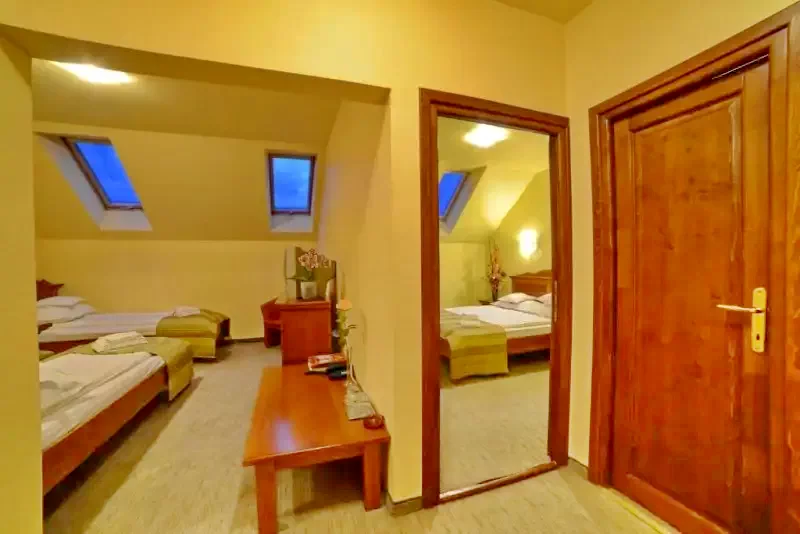 Kolozsvár Szállás | Hotel** (K1388-9) A kép szerzői jogvédelem alatt állhat. Javasolt a kapcsolatfelvétel a jog tulajdonossal. Kolozsvár Szállás | Hotel** (K1388-9) A kép szerzői jogvédelem alatt állhat. Javasolt a kapcsolatfelvétel a jog tulajdonossal.