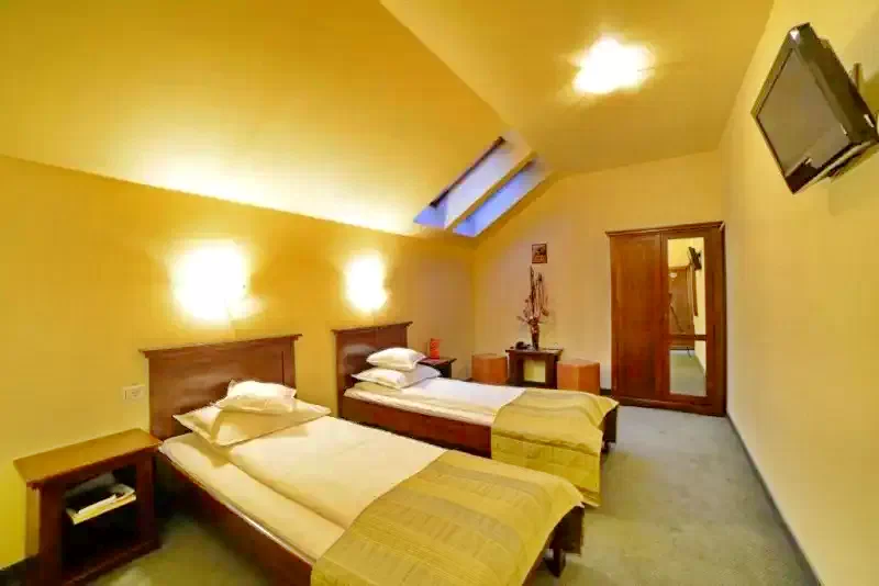 Kolozsvár Szállás | Hotel** (K1388-31) A kép szerzői jogvédelem alatt állhat. Javasolt a kapcsolatfelvétel a jog tulajdonossal. Kolozsvár Szállás | Hotel** (K1388-31) A kép szerzői jogvédelem alatt állhat. Javasolt a kapcsolatfelvétel a jog tulajdonossal.