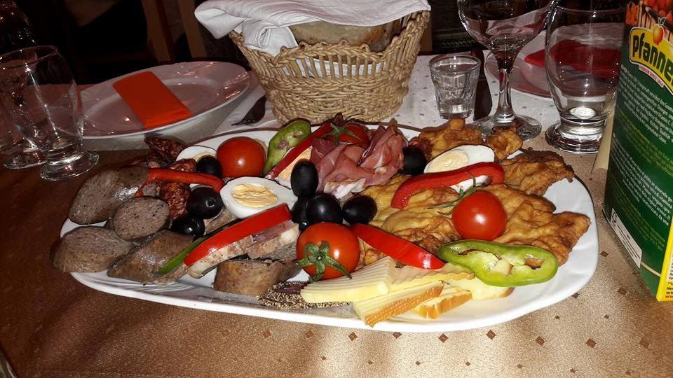 Racu Cazare | Căsuțe tip camping (K0083-8) Imaginea poate fi supusă drepturilor de autor. Se recomandă contactarea titularului drepturilor.