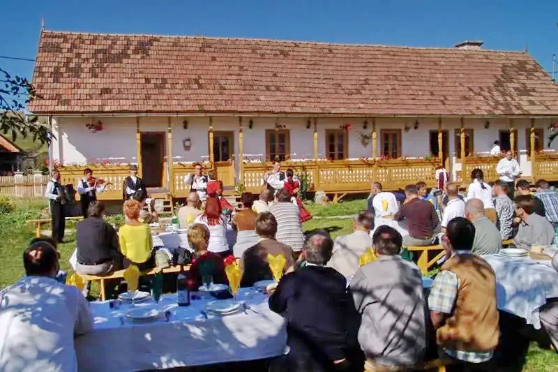 Racu Cazare | Căsuțe tip camping (K0083-10) Imaginea poate fi supusă drepturilor de autor. Se recomandă contactarea titularului drepturilor.