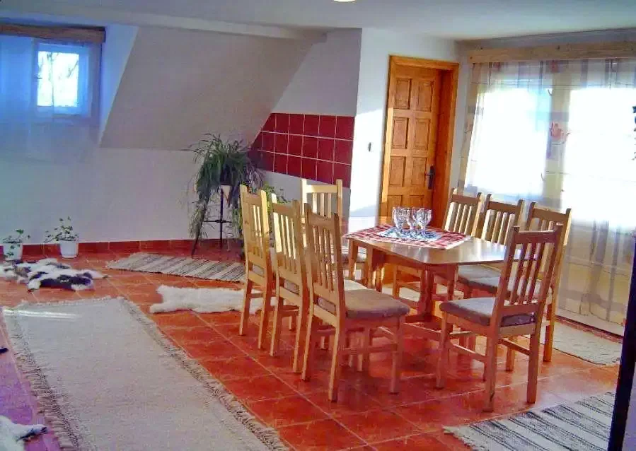 Racu Cazare | Căsuțe tip camping (K0083-18) Imaginea poate fi supusă drepturilor de autor. Se recomandă contactarea titularului drepturilor.