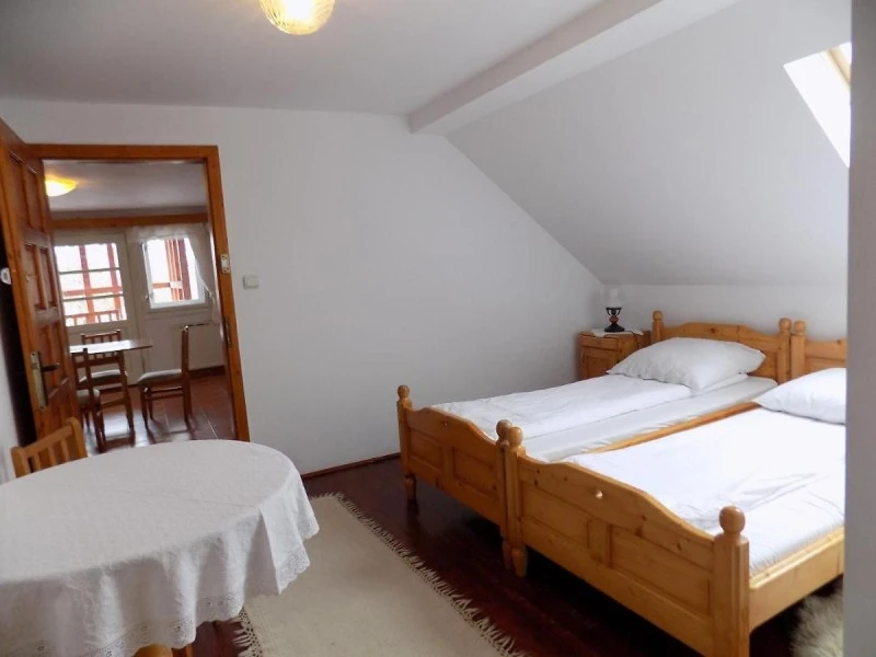 Racu Cazare | Căsuțe tip camping (K0083-56) Imaginea poate fi supusă drepturilor de autor. Se recomandă contactarea titularului drepturilor.