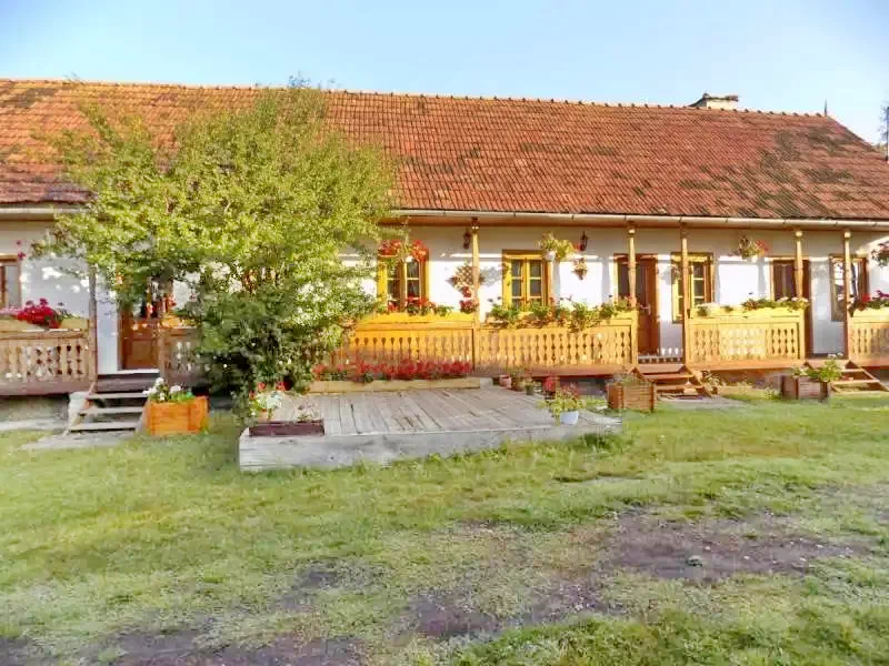 Racu Cazare | Căsuțe tip camping (K0083-60) Imaginea poate fi supusă drepturilor de autor. Se recomandă contactarea titularului drepturilor.