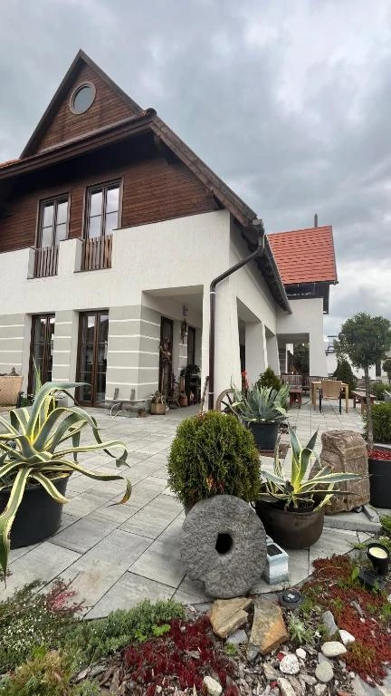 Joseni Cazare | Motel (K1589-12) Imaginea poate fi supusă drepturilor de autor. Se recomandă contactarea titularului drepturilor.