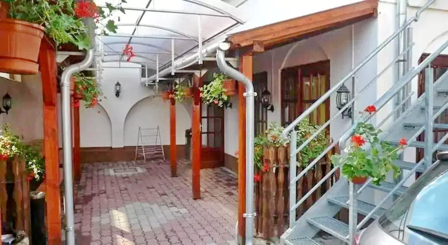 Jula Cazare | Sat de vacanță (K0061-3) Imaginea poate fi supusă drepturilor de autor. Se recomandă contactarea titularului drepturilor.