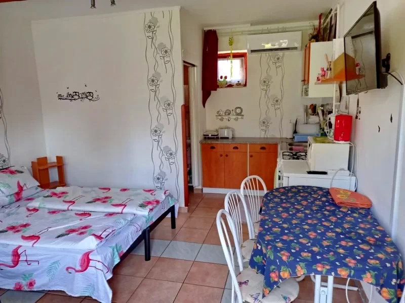  Cazare | Bungalow (K0238-18) Imaginea poate fi supusă drepturilor de autor. Se recomandă contactarea titularului drepturilor.