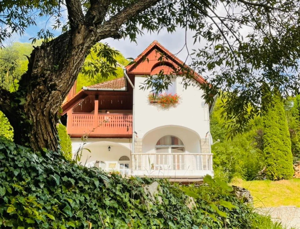 Boga Völgye Szállás | Motel (K0930-66) A kép szerzői jogvédelem alatt állhat. Javasolt a kapcsolatfelvétel a jog tulajdonossal.