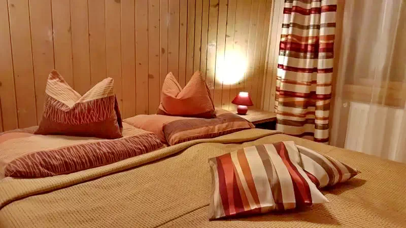 Valea Boga Cazare | Cabană (K1146-9) Imaginea poate fi supusă drepturilor de autor. Se recomandă contactarea titularului drepturilor. Valea Boga Cazare | Cabană (K1146-9) Imaginea poate fi supusă drepturilor de autor. Se recomandă contactarea titularului drepturilor.