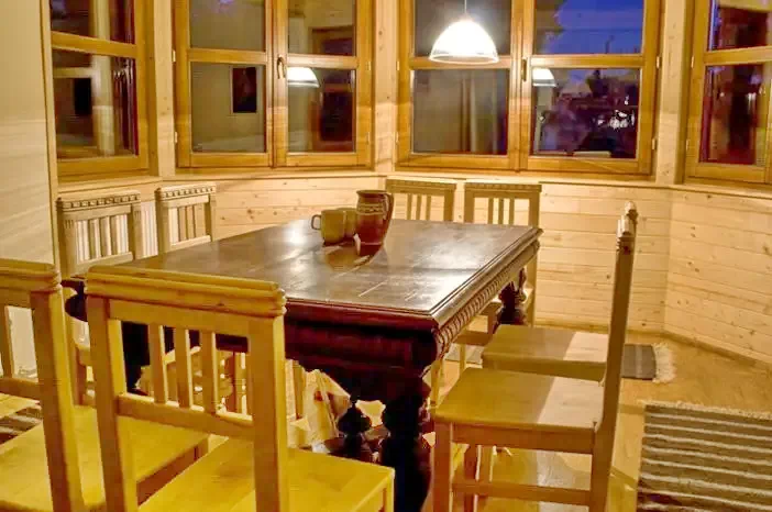 Izvoru Mureșului Cazare | Camping / Popas turistic (K0213-5) Imaginea poate fi supusă drepturilor de autor. Se recomandă contactarea titularului drepturilor.