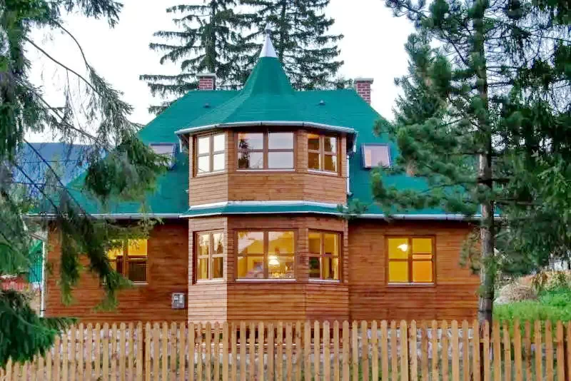 Izvoru Mureșului Cazare | Camping / Popas turistic (K0213-33) Imaginea poate fi supusă drepturilor de autor. Se recomandă contactarea titularului drepturilor.