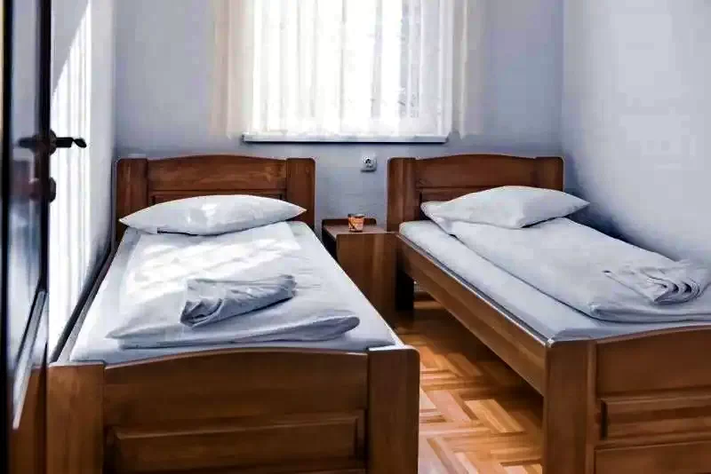 Izvoare Cazare | Cabană (K1252-14) Imaginea poate fi supusă drepturilor de autor. Se recomandă contactarea titularului drepturilor.