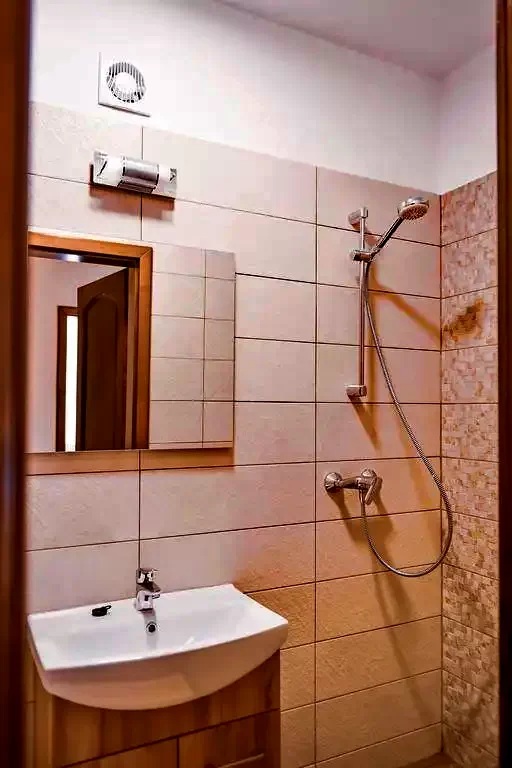 Izvoare Cazare | Cabană (K1252-32) Imaginea poate fi supusă drepturilor de autor. Se recomandă contactarea titularului drepturilor.