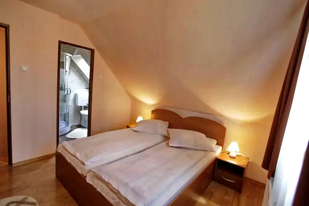 Marosfő Szállás | Üdülőfalu (K0452-9) A kép szerzői jogvédelem alatt állhat. Javasolt a kapcsolatfelvétel a jog tulajdonossal.